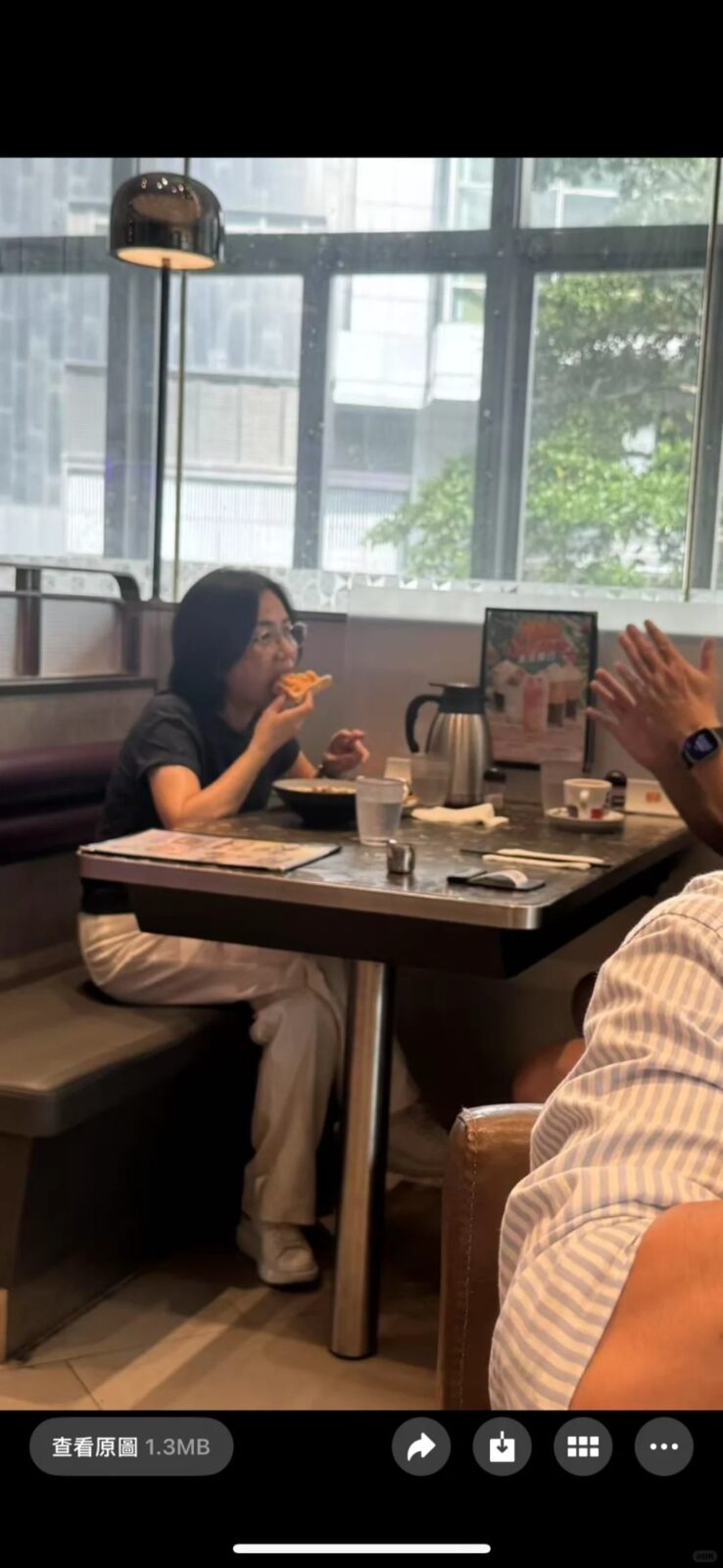 容佳文曾被網民在荃灣的平民茶餐廳偶遇。