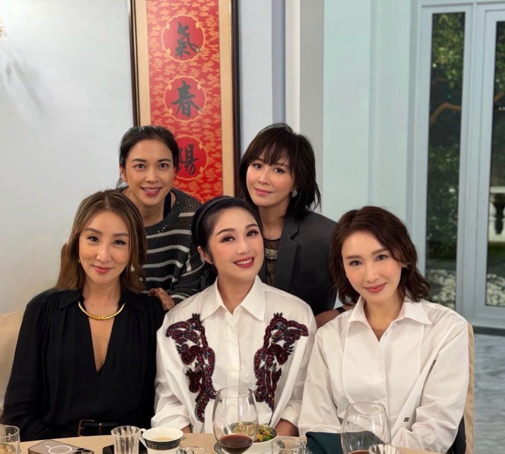 劉嘉玲、黎姿、楊千嬅與雷林靜怡等多位好友藉飯局敍舊,陣容鼎盛。
