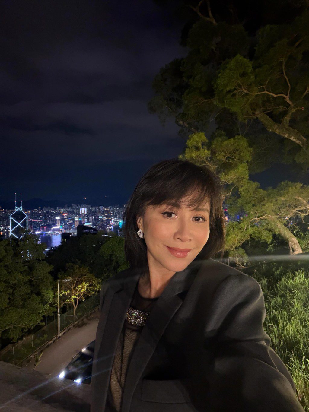 60歲的劉嘉玲狀態極佳,在維港夜景前自拍,凍齡模樣引來網民關注。