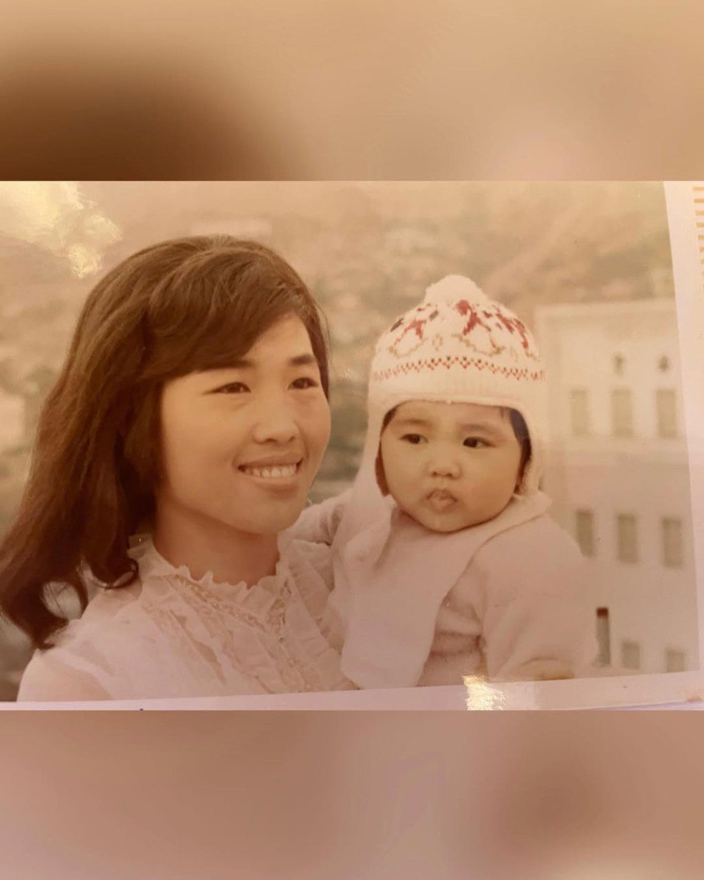 黎姿曾在小紅書分享多張照片,記錄她與三位女兒參與成長希望基金會活動,並擔任畫畫小導師的經歷。