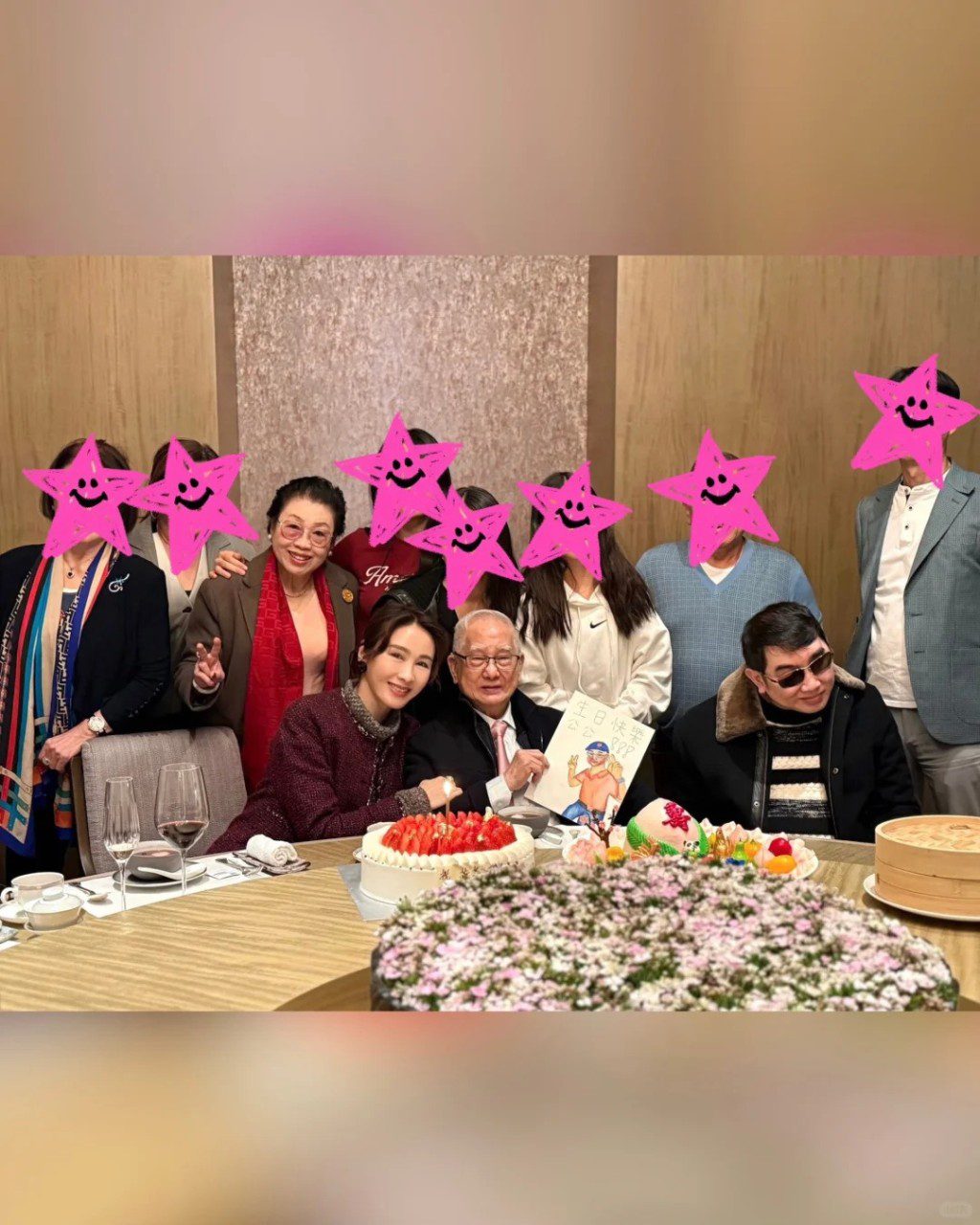 其後,黎姿與幾位完成畫作的小朋友合影,並對著鏡頭展露甜美笑容,顯得友善親民。