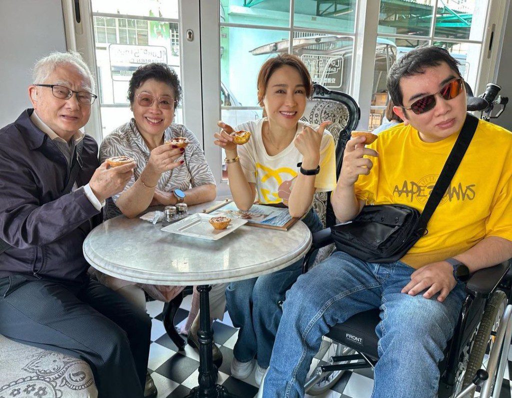 黎姿又帶家人去食葡撻。