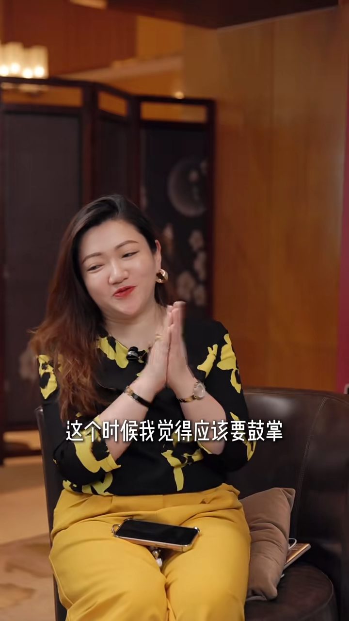 主持人為羅家英樂觀積極的抗癌態度鼓掌。