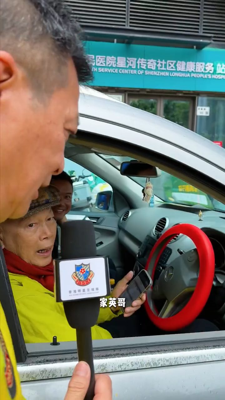 黃日華將咪高峰遞向車內的羅家英,準備在路邊進行突擊訪問。