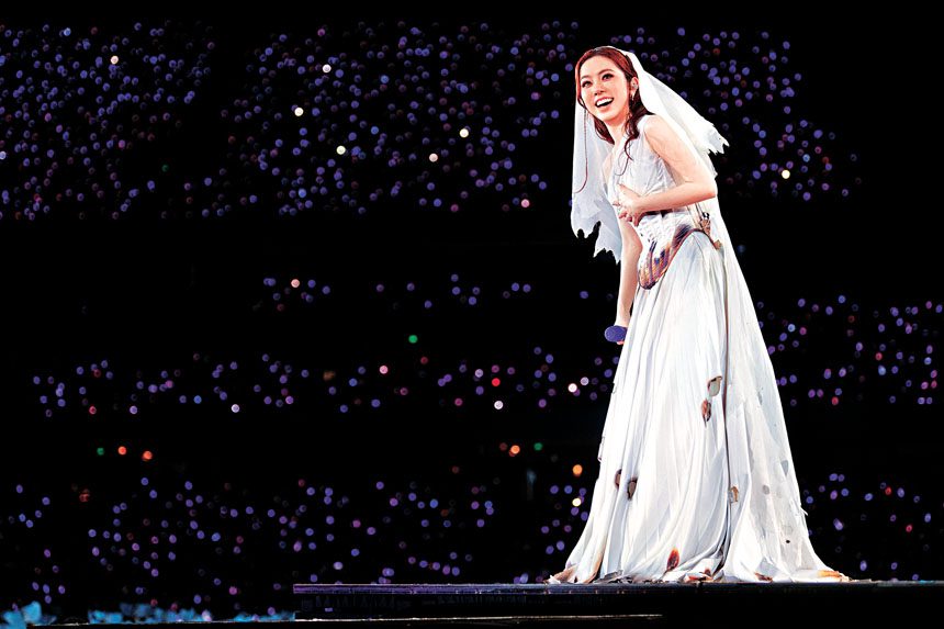G.E.M.常在演唱會上披婚紗,今次如願以償。
