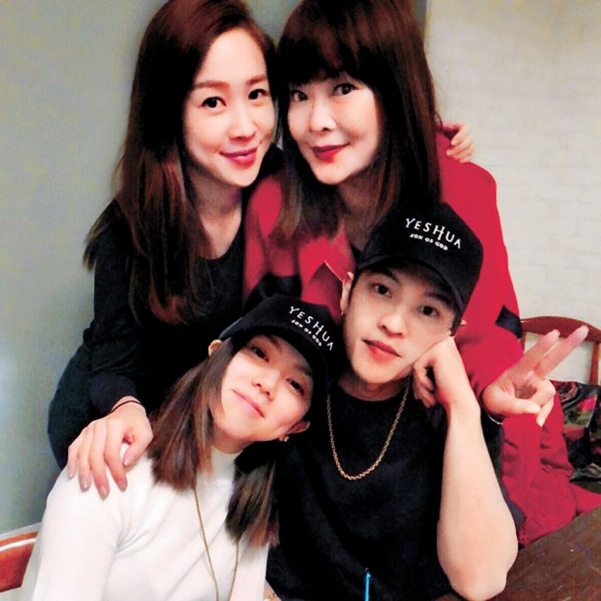 G.E.M.(前左)早已融入男方家中,與對方媽媽及妹妹關係很好。