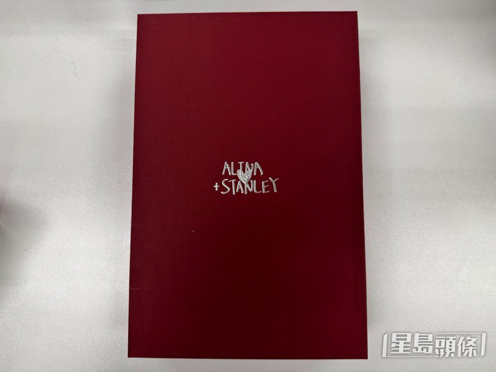 禮盒上的銀色字樣「Alina + Stanley」及手繪心心,透出甜蜜愛意。