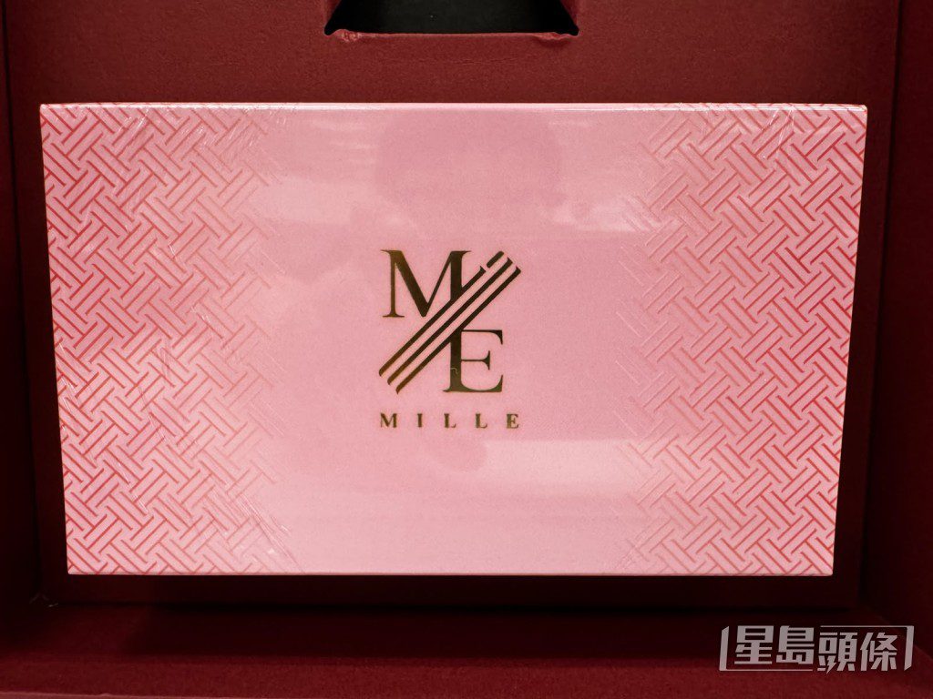 禮盒內的千層酥餅以粉紅色包裝,充滿心意。