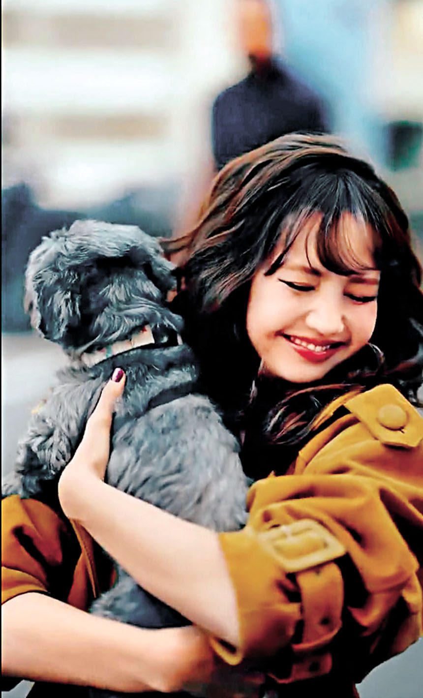Lisa前日在巴黎上電台受訪後，抱起fans的愛犬。