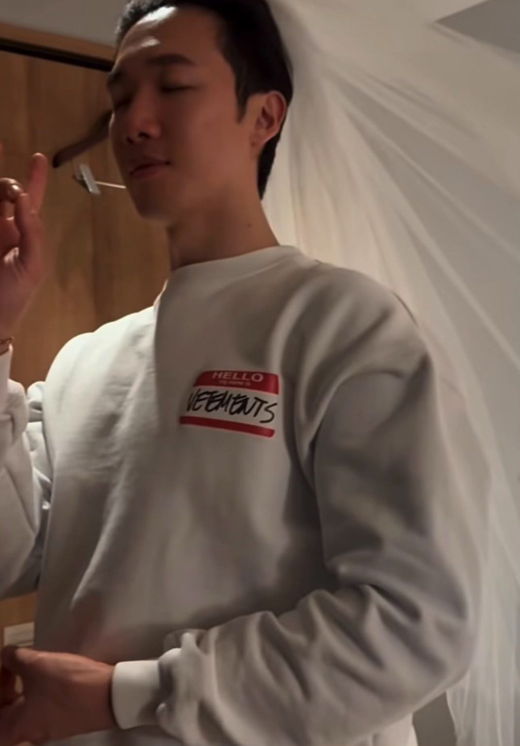 Stanley披上頭紗,與未婚妻嬉戲玩樂。