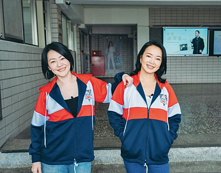 小S（左）與阿雅仿照當年合照，並留下空位代表大S。網上圖片