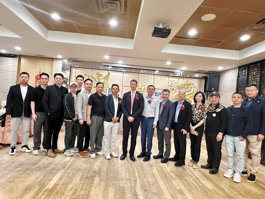 州務卿詹雅斯(中)與福建總商會同仁合影,福建總商會同仁鼎力支持詹雅斯當選為下任芝加哥市長。 梁敏育攝