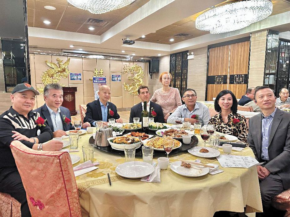 競選籌款晚會的生力軍合影。圖左起 :陳健明、倪舉凌、馬森柱、州務卿詹雅斯、黃婉嫻、鄭時坦、徐婕雯、胡曉軍。 梁敏育攝