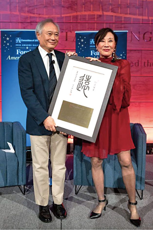 屢獲殊榮的導演李安從百人會董事會主席、前美國電影藝術與科學學院院長楊燕子珍妮手中接過百人會傳承獎。