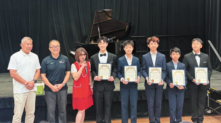 伍立倫（左2）為5位主辦學生頒發賀狀。記者陸新攝