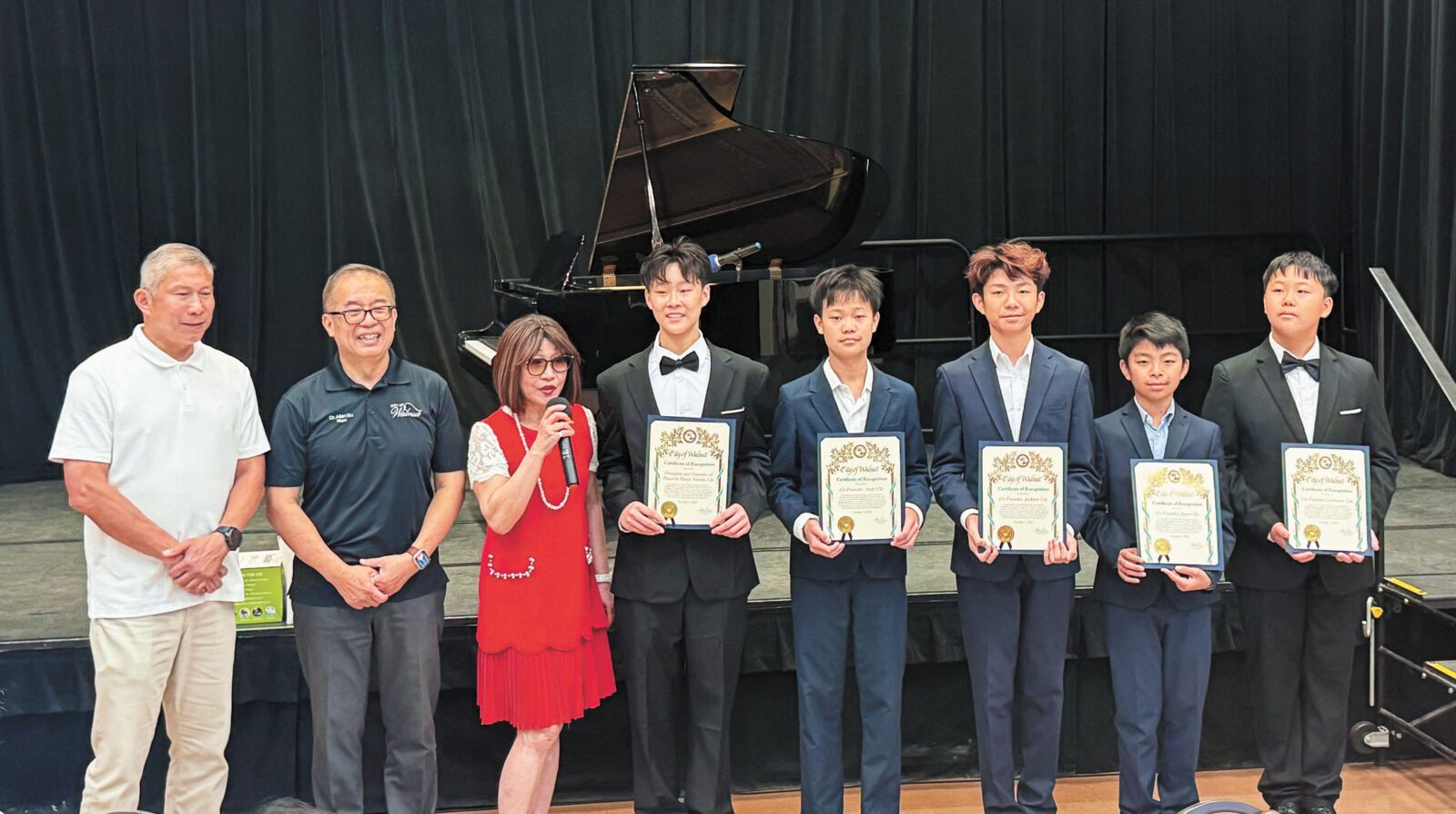 伍立倫(左2)為5位主辦學生頒發賀狀。記者陸新攝