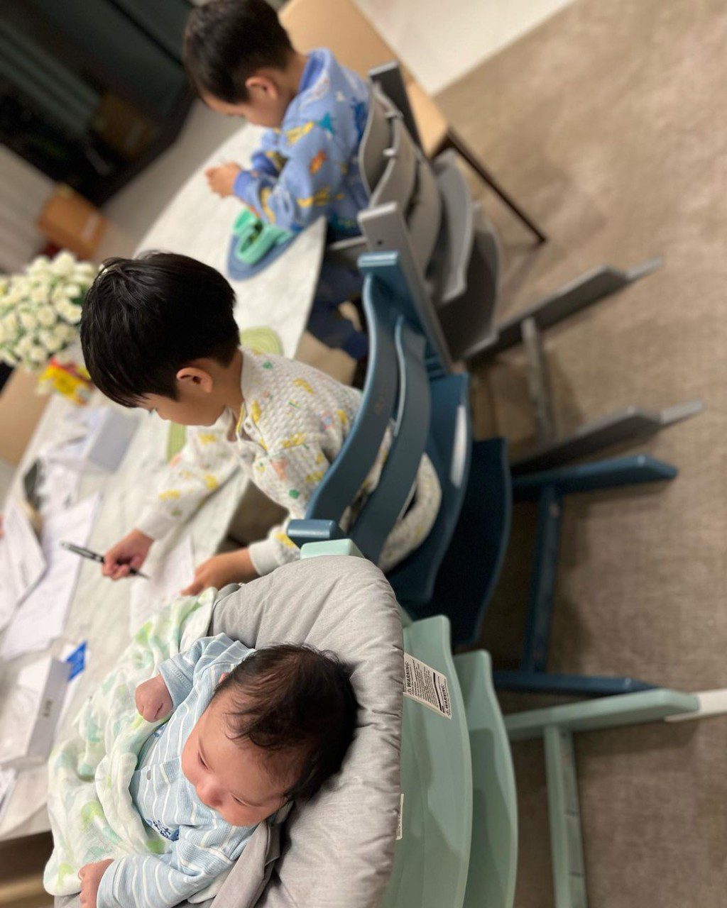 陳凱琳以往常分享家居照，可見嬰兒床及刻有名字的兒童椅。