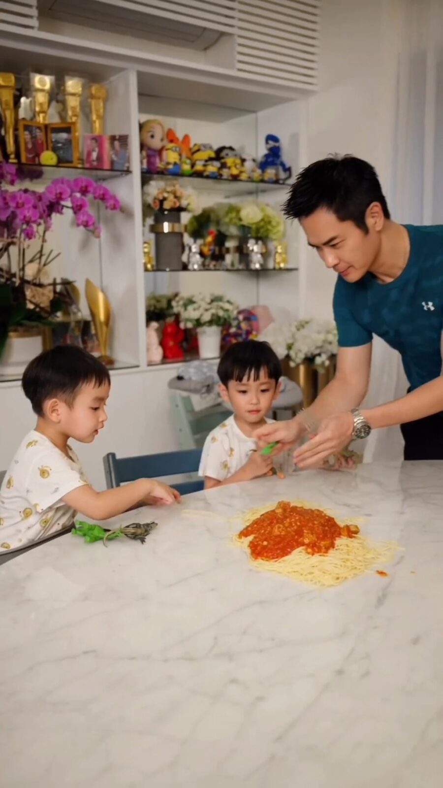 將飯桌當成碟使用的畫面令人印象深刻。