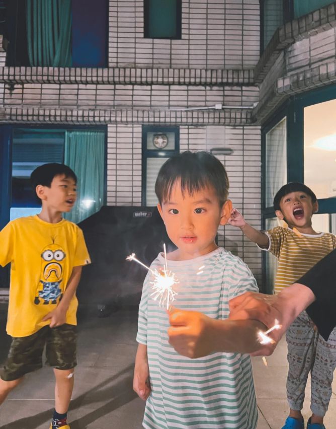 孩子可走到戶外花園玩耍放電。