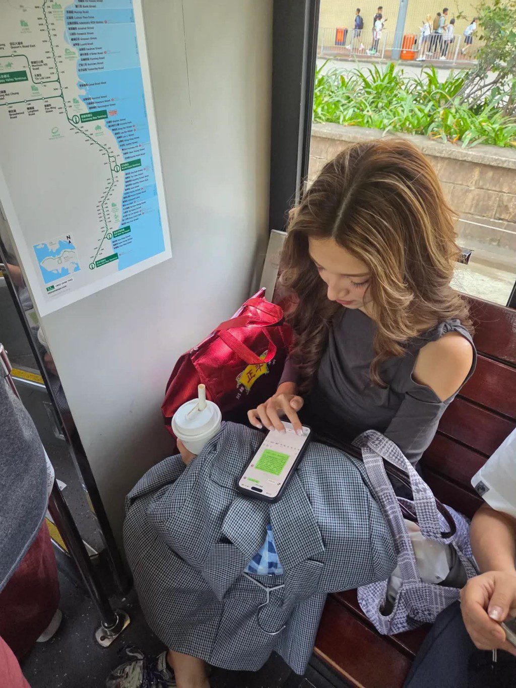 陳凱琳將物品放在電車座椅上，隨即引起網民討論。