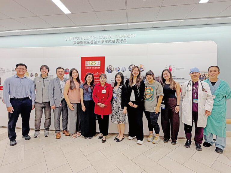 東華醫院與UCSF亞太裔美國醫學生協會導師計劃10月6日迎來第四屆學員，院方醫生與參與醫學生合影。記者蘇婕雅攝