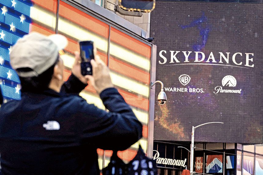 派拉蒙完成收購華納,新公司命名為Skydance。圖為派拉蒙環球總部大樓外看板同時展示三家公司的標誌。路透社