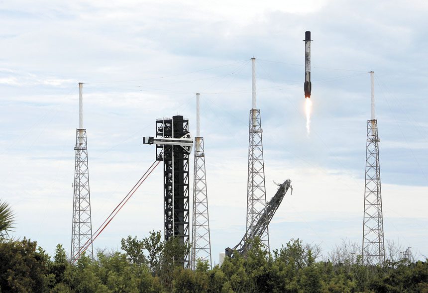 華爾街對SpaceX的看多情緒逐漸升溫。圖為本月1日,SpaceX獵鷹9號火箭搭載NASA第13組載人機組的龍飛船升空。資料圖片