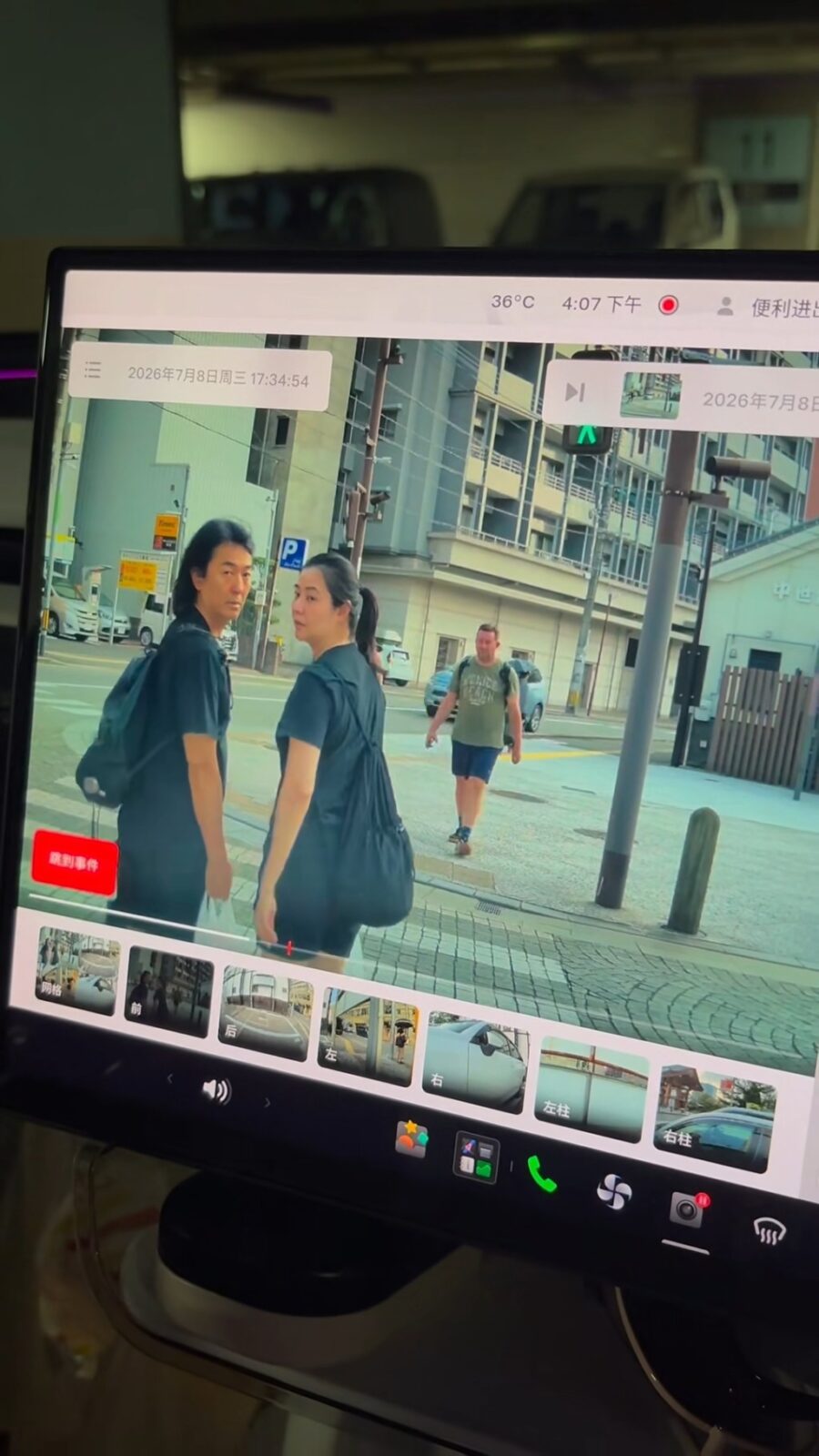 兩人手持購物袋，似剛完成購物。