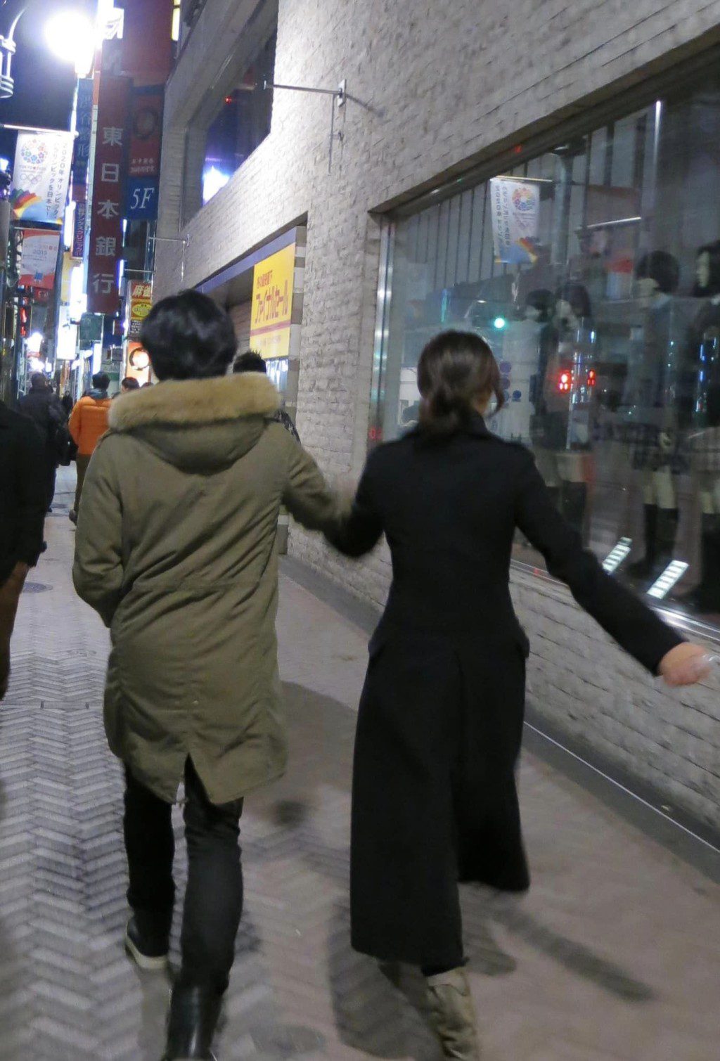 鄭伊健與蒙嘉慧手挽手在日本街頭漫步，慶祝結婚十周年。