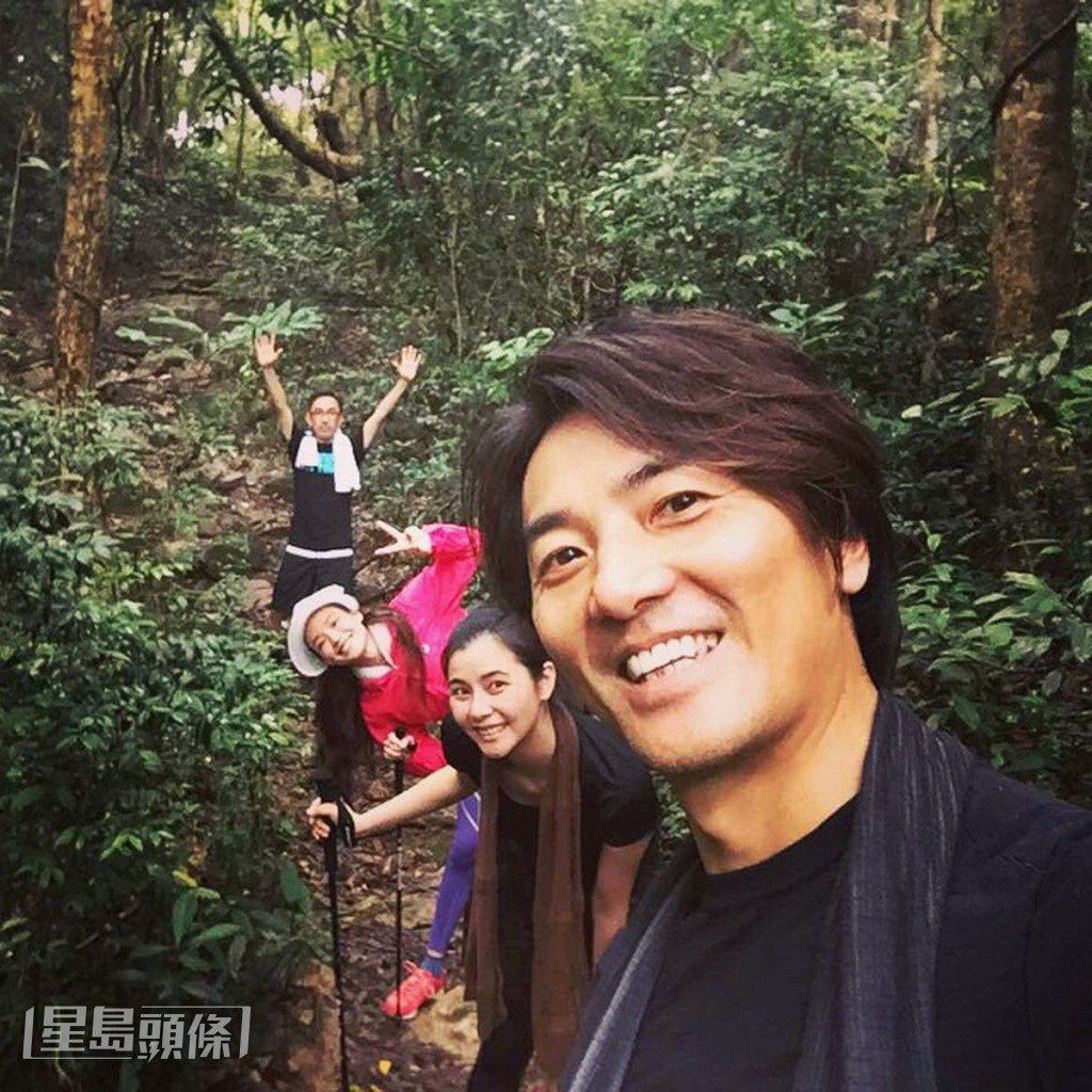 鄭伊健與太太蒙嘉慧,偕同舒淇及友人一同行山。