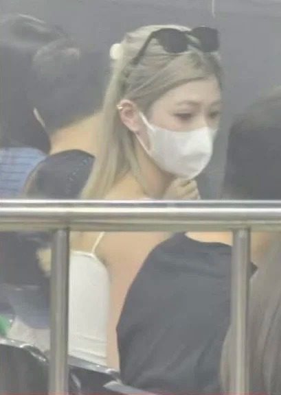 MC張天賦的緋聞女友Cherry即使戴上口罩,仍可見化了濃妝,被現場粉絲認出。