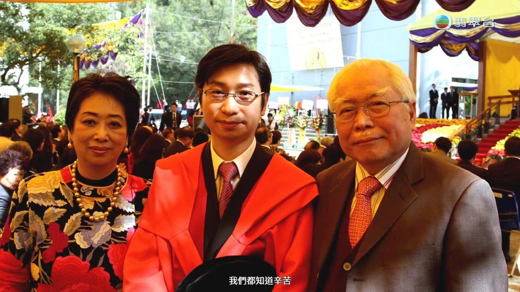 父親甚至會自行調整藥物劑量,兩人意見不合時,母親也不敢出聲。