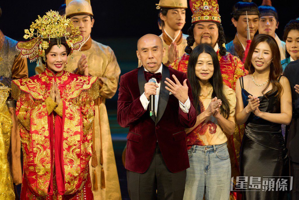 林穎施、譚新強、Vivienne Tam 與周曉晴於演出後交流。