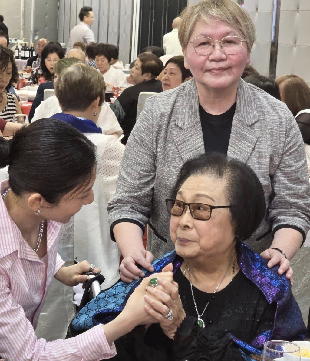 羅艷卿緊握上位花旦梁非同的手,予以鼓勵。
