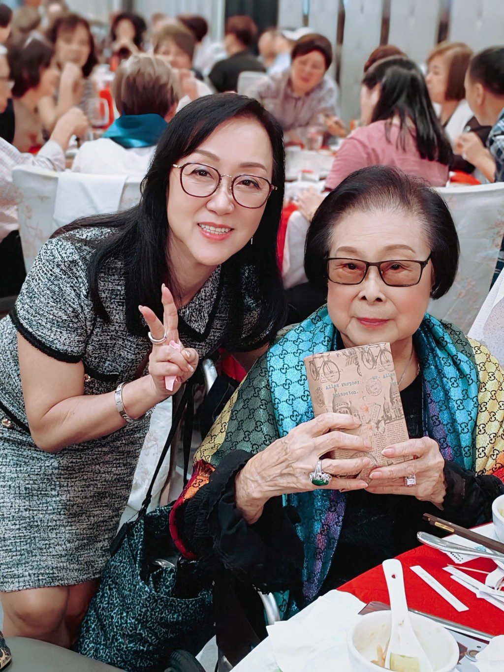 花旦鄭詠梅(左)與羅艷卿合照。