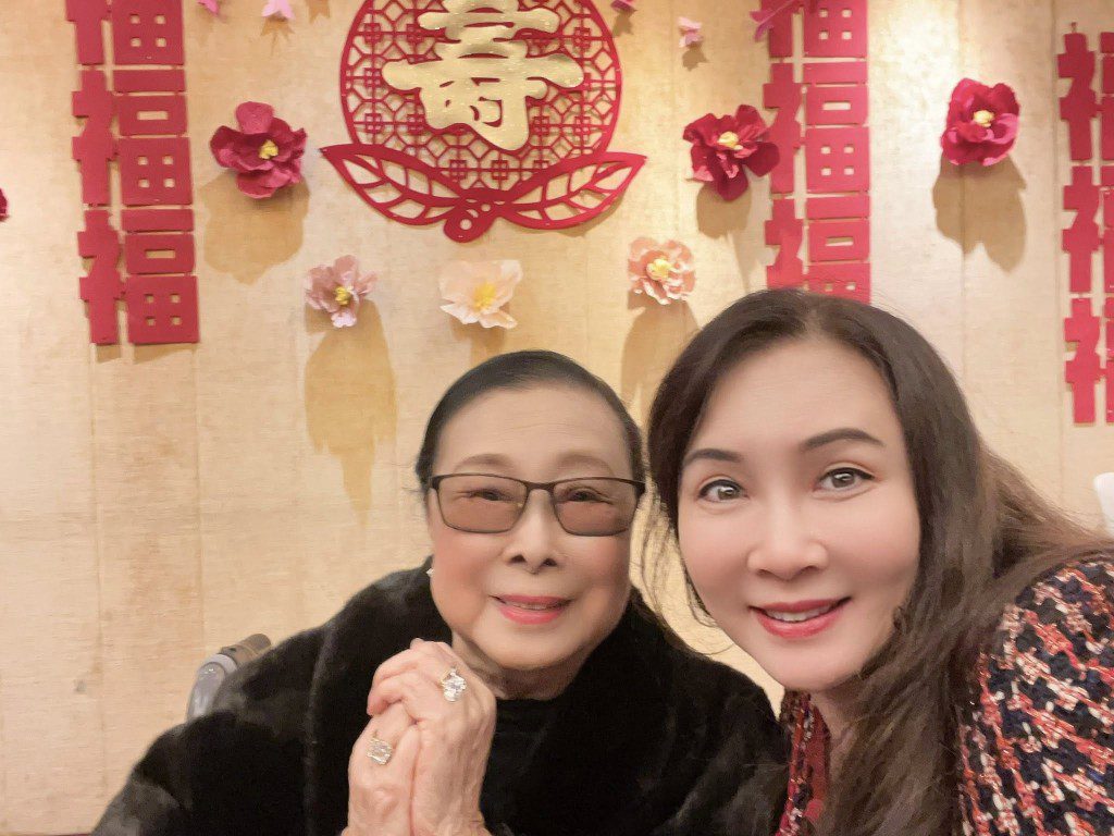 戴著眼鏡的羅艷卿,風采依然。