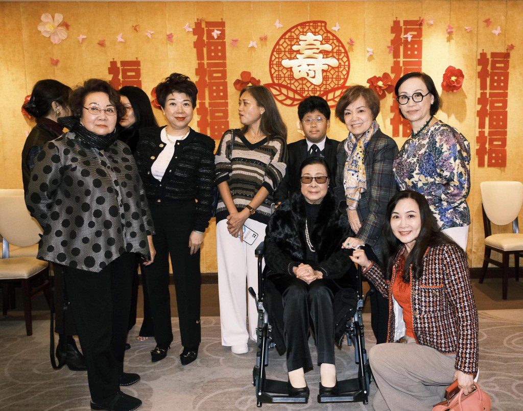 一班粵劇界好友在酒樓設宴,慶祝羅艷卿(中)96歲生日。