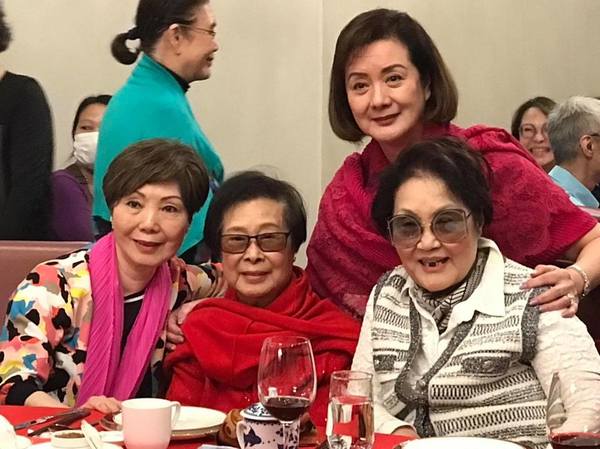 齊齊慶祝生日。