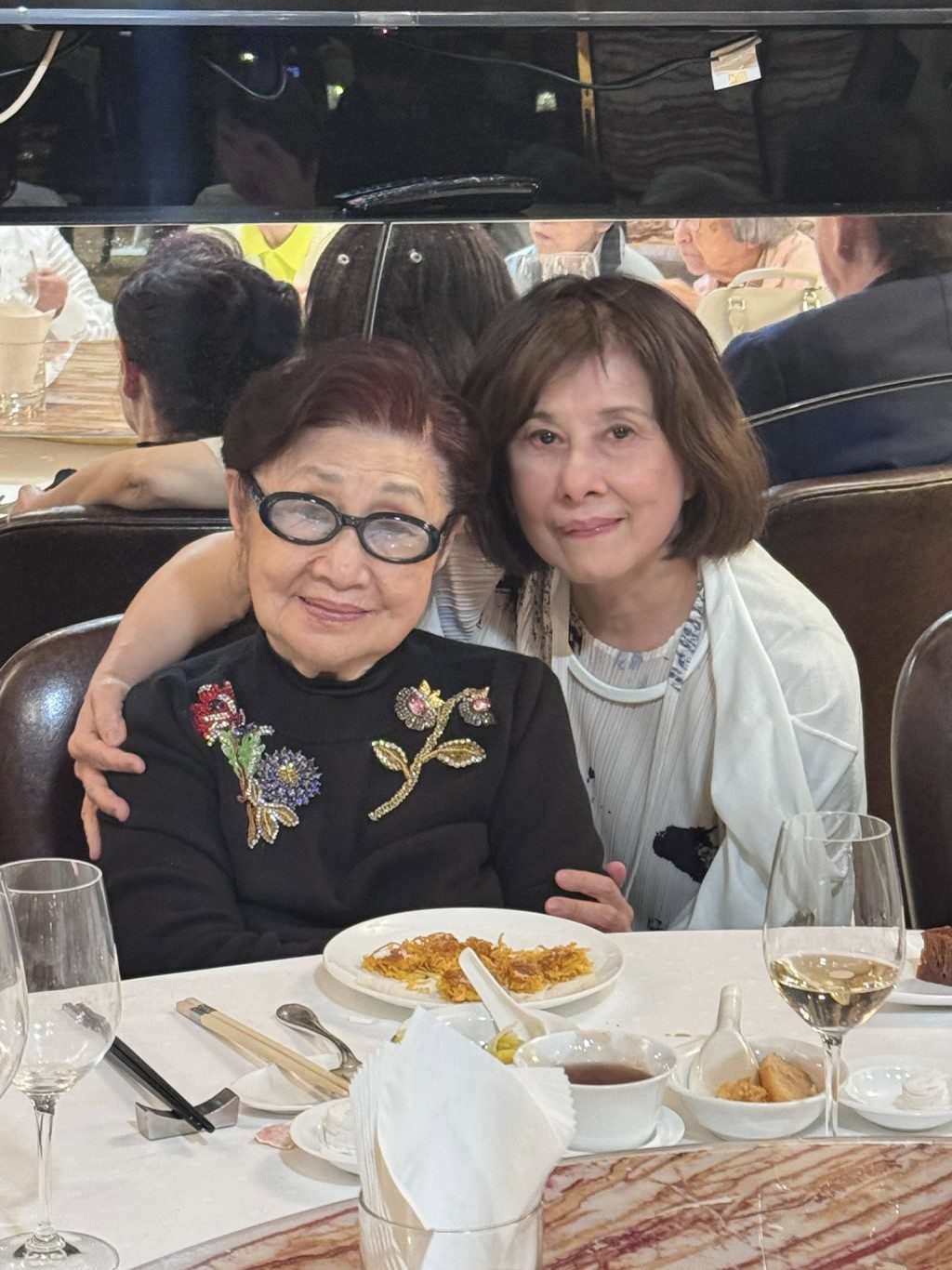白雪仙上次在寓所以外留影,已是去年出席陳善之慶生飯局,當時她與張敏儀合照。