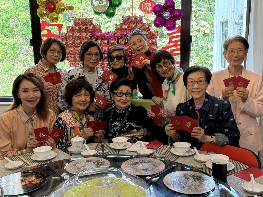 白雪仙的97歲生日,徒弟們上門為她慶祝,近年仙姐在家中大合照都坐定定。