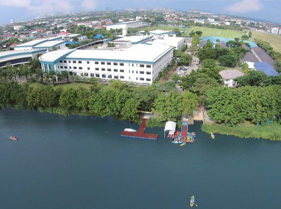 陳禛在泰國入讀的哈羅國際學校，校園內有湖，環境優美。