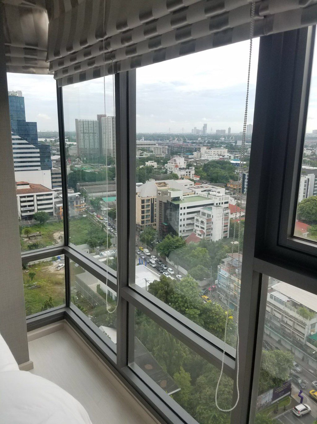 他們在泰國的住所，可眺望開揚遼闊的景色。