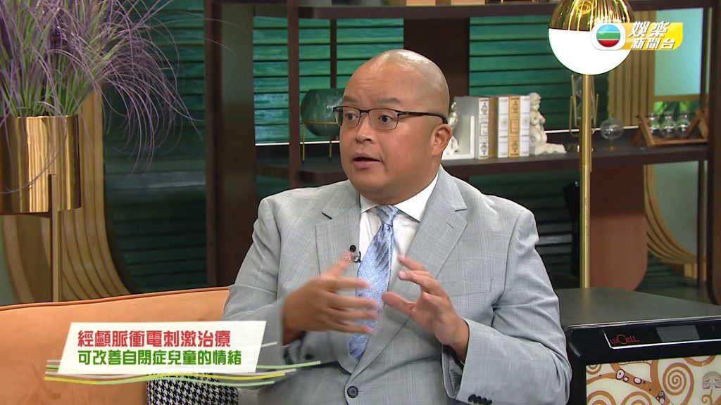 麥棨諾醫生在節目中向張致恒解釋，最新的醫學治療方法能如何為其家庭帶來改善希望。（影片截圖：《流行都市》