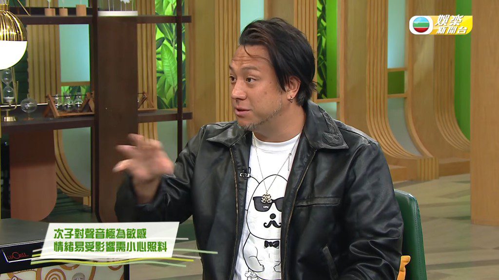 張致恒提到，由於次子對聲音極度敏感，在港鐵等公共場所情緒更容易受驚急躁。（影片截圖：《流行都市》）