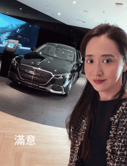 太太王妤嫻與新車合照，並表達滿意之情。