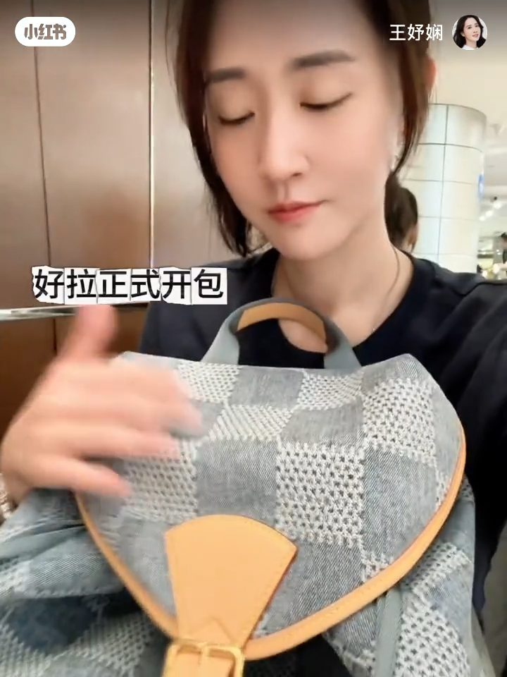 王妤嫻曾於社交平台小紅書分享其手袋內的隨身物品。