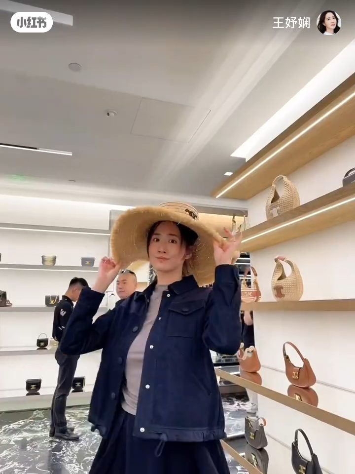 王妤嫻與陳曉東一同逛名店。