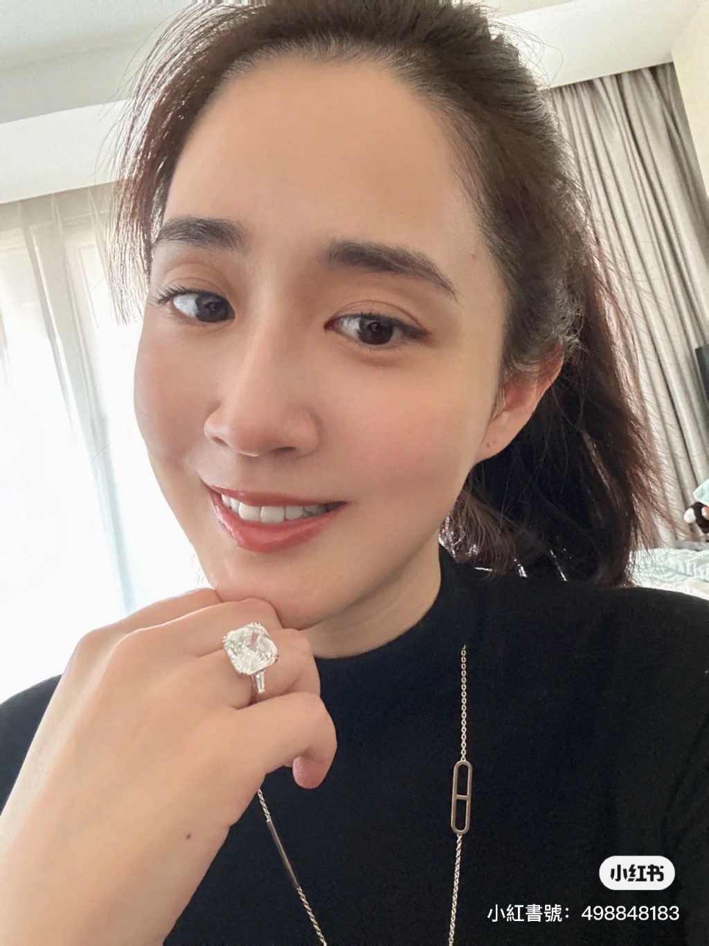 王妤嫻收到陳曉東贈送的約9卡方形鑽戒。