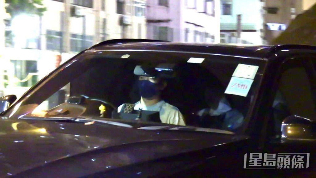 最後由疑似關淑怡的兒子駕車接走。