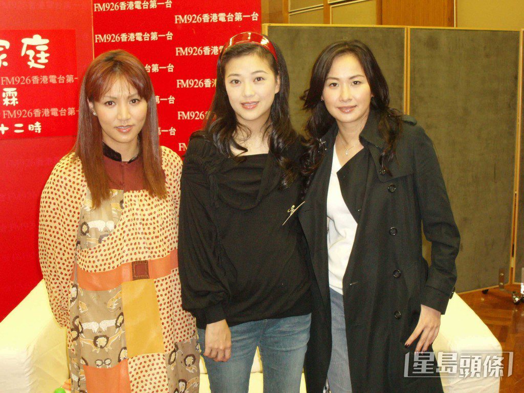 關淑怡早年與多位歌手同屬寶麗金，劉小慧、湯寶如及黎瑞恩曾是她的師妹。